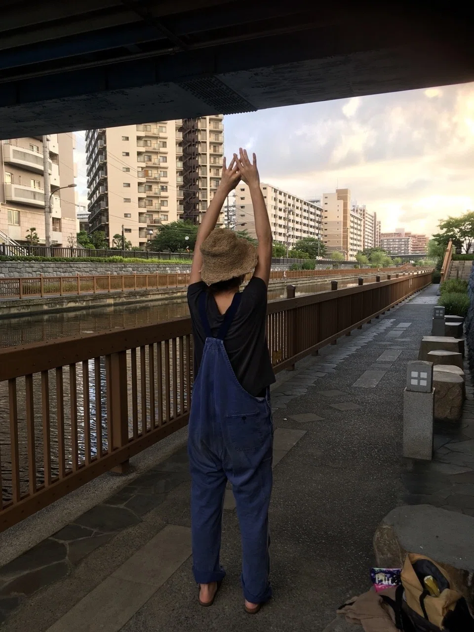 腕を高く上に伸ばした画像