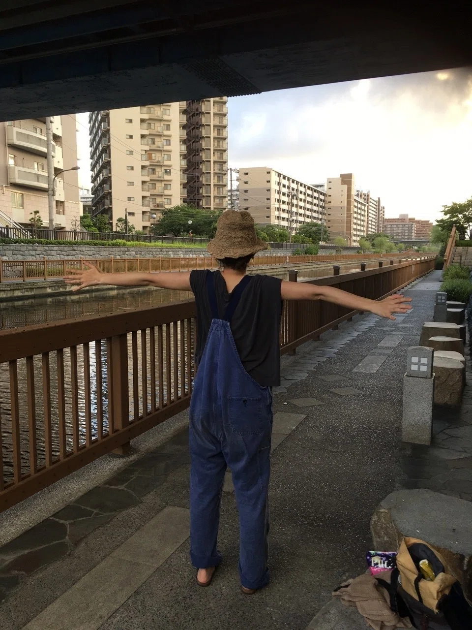 腕を横にめいいっぱい伸ばした画像