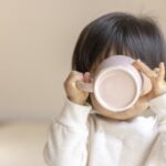絵本グッズを使っている赤ちゃん
