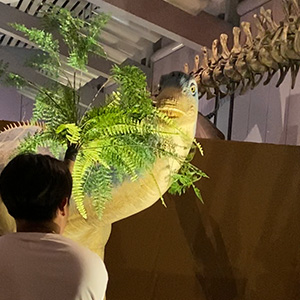 バロサウルスの餌やり体験