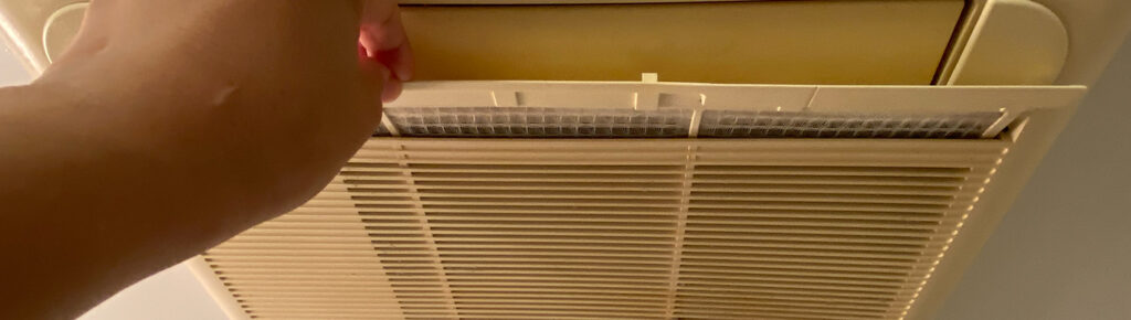 浴室乾燥機 フィルターを外す様子