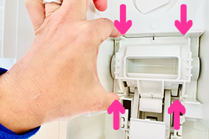 計量器カバーを外す