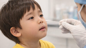鼻腔検査を受ける少年